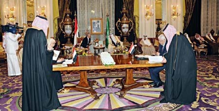 Lễ ký thỏa thuận chuyện giao quyền lực của Tống thống Saleh tại thủ đô Riát, ngày 23/11. Ảnh: THX-TTXVN.
